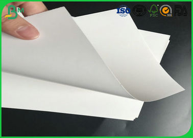 चिकना सतह 200 - 450 ग्राम चमकदार सी 1 एस आइवरी पेपर मक्का नाम कार्ड के लिए एफएससी प्रमाणन के साथ