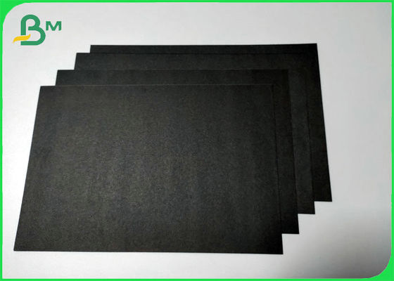 पुन: प्रयोज्य प्रदूषण मुक्त Uncoated काले कार्डबोर्ड उच्च शक्ति हैंडबैग सामग्री