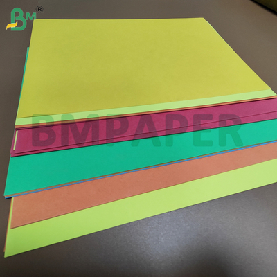 250gsm 300gsm बिना कोटिंग वाला रंगीन ब्रिस्टल पेपर बोर्ड ग्रीटिंग कार्ड के लिए 61 x 86 सेमी