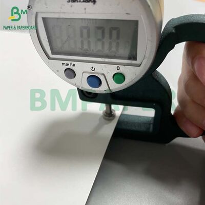 अच्छी मजबूती वाला काला कोर सफेद कार्डबोर्ड 0.3MM ताश के पत्ते बनाने के लिए